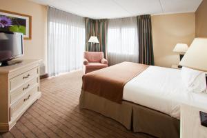 une chambre d'hôtel avec un lit et une télévision dans l'établissement Holiday Inn Express- North Palm Beach and IHG Hotel, à Juno Beach