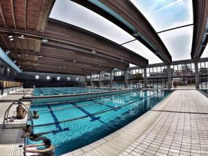 uma grande piscina com pessoas em Residenza Montebello em Verona
