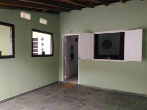 a room with green walls and a tv on the wall at Casa e Suíte Recanto Zen in Santo Antônio do Pinhal