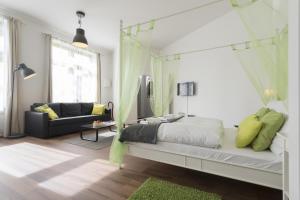 um quarto com uma cama grande e um sofá em Studio Apartment Niemetzstr 51 em Berlim