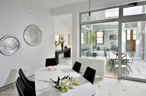 une salle à manger avec une table et des chaises blanches dans l'établissement ALDIS MANSION by K&K, à Athènes