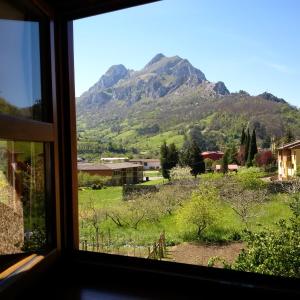 una ventana con vistas a una montaña en Tu casita de la Senda del Oso, en Proaza