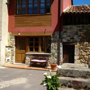 a bench sitting outside of a building at Tu casita de la Senda del Oso in Proaza