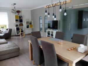 una sala da pranzo e un soggiorno con tavolo e sedie. di Kamer + douche in villa a Knokke-Heist