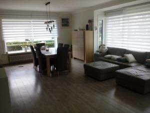 een woonkamer met een tafel en een bank bij Kamer + douche in villa in Knokke-Heist