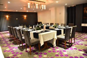 a conference room with a long table and chairs at Hande Hotel in Mustafakemalpaşa