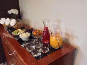 einen Tisch mit Gläsern und Vasen und Getränken darauf in der Unterkunft Havenlee Homestay in Westport