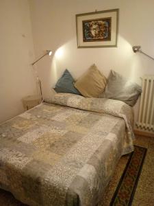 フィレンツェにあるBoboli & Pitti Houseのベッドルーム1室(大型ベッド1台、枕2つ付)