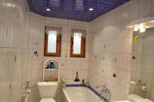 ein Badezimmer mit einer Badewanne, einem WC und einem Waschbecken in der Unterkunft Haus "Tabor" in Bad Schlema