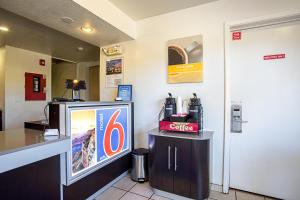a fast food restaurant with a tv in a room at Motel 6-Prescott, AZ in Prescott +52 photos