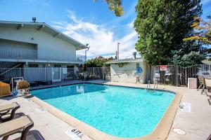 una gran piscina frente a una casa en Motel 6-Prescott, AZ, en Prescott