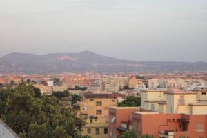 une ville avec des bâtiments et des montagnes en arrière-plan dans l'établissement Alloggio turistico P.Lodi, à Rome