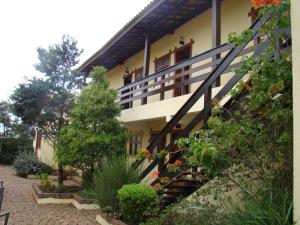 卡龐博尼圖的住宿－Hotel Baguassu，花园中一座有楼梯的建筑