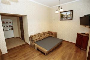 sypialnia z łóżkiem i telewizorem z płaskim ekranem w obiekcie Apartment near Museum w Lwowie