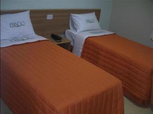 zwei Betten nebeneinander in einem Zimmer in der Unterkunft Hotel do Prado in Petrópolis