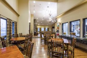 un restaurante con mesas y sillas y un bar en Quality Inn Selah North Park en Selah