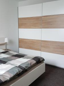 1 dormitorio con 1 cama con pared de cristal en Gemütliche Ferienwohnung, Ländlich und Stadtnah, ruhig gelegen, en Rheda-Wiedenbrück