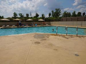 a swimming pool with two people in the water at Apartamento Pirineo Aragonés in Latas