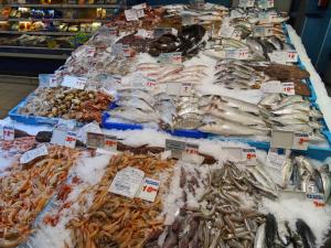 une exposition de différents types de poissons sur un marché dans l'établissement Apartment Orihuela Costa Golf 650, à Los Dolses