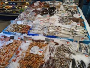 una exposición de diferentes tipos de pescado en un mercado en Apartment Orihuela Costa Golf 650, en Los Dolses