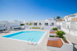 Bazén v ubytování Flower beach suites 17 nebo v jeho okolí