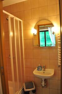 La salle de bains est pourvue d'un lavabo et d'un miroir. dans l'établissement Pokoje Gościnne AGA, à Kazimierz Dolny