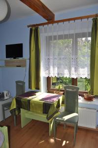 カジミエシュ・ドルニにあるPokoje Gościnne AGAのベッドルーム1室(ベッド1台、テーブル、椅子付)