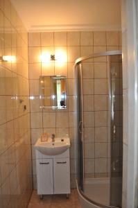 a bathroom with a sink and a shower at Pokoje Gościnne AGA in Kazimierz Dolny