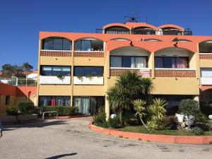 een geel gebouw met een rood dak bij Studio 29 Cassis in Cassis