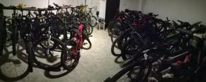 Ein Haufen Fahrräder, die in einem Raum geparkt sind. in der Unterkunft bike-Hotel Měděnec in Nové Město pod Smrkem