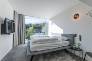 卡尼K-Kanne的一间卧室，里面有一张床和一扇大窗户。