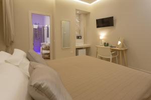 a bedroom with a large white bed and a desk at Àstanza in Castellabate