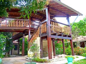 a wooden deck on a house in a garden at Pousada Meu Sossego in Barra Grande