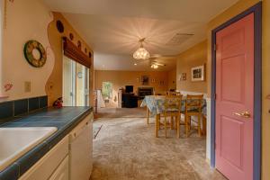 cocina con mesa y puerta rosa en Suite Sunshine, en Yosemite West