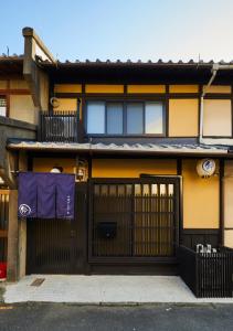 京都市にある鈴 五条壬生川 東 の門と紫のタオルが敷かれた家