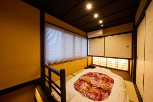 京都市にある鈴 五条壬生川 東 の窓付きの部屋にベッド付きのベッドルーム1室があります。