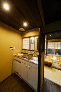 - une cuisine avec un évier et un comptoir dans l'établissement Rinn Gojomibugawa East, à Kyoto