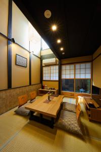 京都市にある鈴 五条壬生川 東 の木製テーブルと椅子が備わる広い客室です。