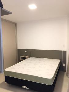 Un pat sau paturi într-o cameră la Apartamento no Ingleses Apart Hotel