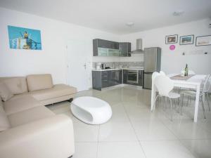 Kuchyňa alebo kuchynka v ubytovaní Sesar Apartments Krk - No. 3 Cvita