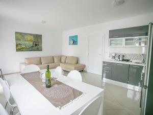 Kuchyňa alebo kuchynka v ubytovaní Sesar Apartments Krk - No. 3 Cvita