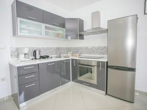 Kuchyňa alebo kuchynka v ubytovaní Sesar Apartments Krk - No. 3 Cvita
