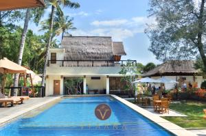 uitzicht op het zwembad in de villa bij Vyaana Resort Gili Air in Gili Air
