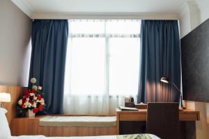 A bed or beds in a room at Hotel Sfera