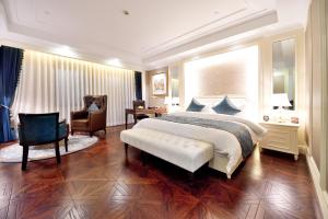 a large bedroom with a large bed and a chair at Metropolo Classiq, Shanghai, YMCA-People square in Shanghai