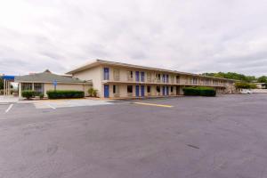 an empty parking lot in front of a building at Motel 6-Norfolk, VA in Norfolk