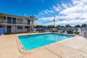 Πισίνα στο ή κοντά στο Motel 6-Lumberton, NC