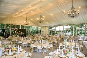 Restaurace v ubytování Montebello Villa Hotel + 37 fotografií