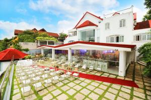 una recepción de boda frente a un edificio blanco en Villa Ibarra en Tagaytay