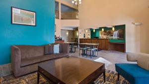 La sala de estar o bar de Best Western Central City